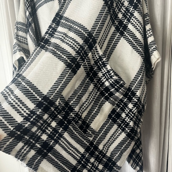 Abercrombie White and Navy Shawl - Picture 2 of 4